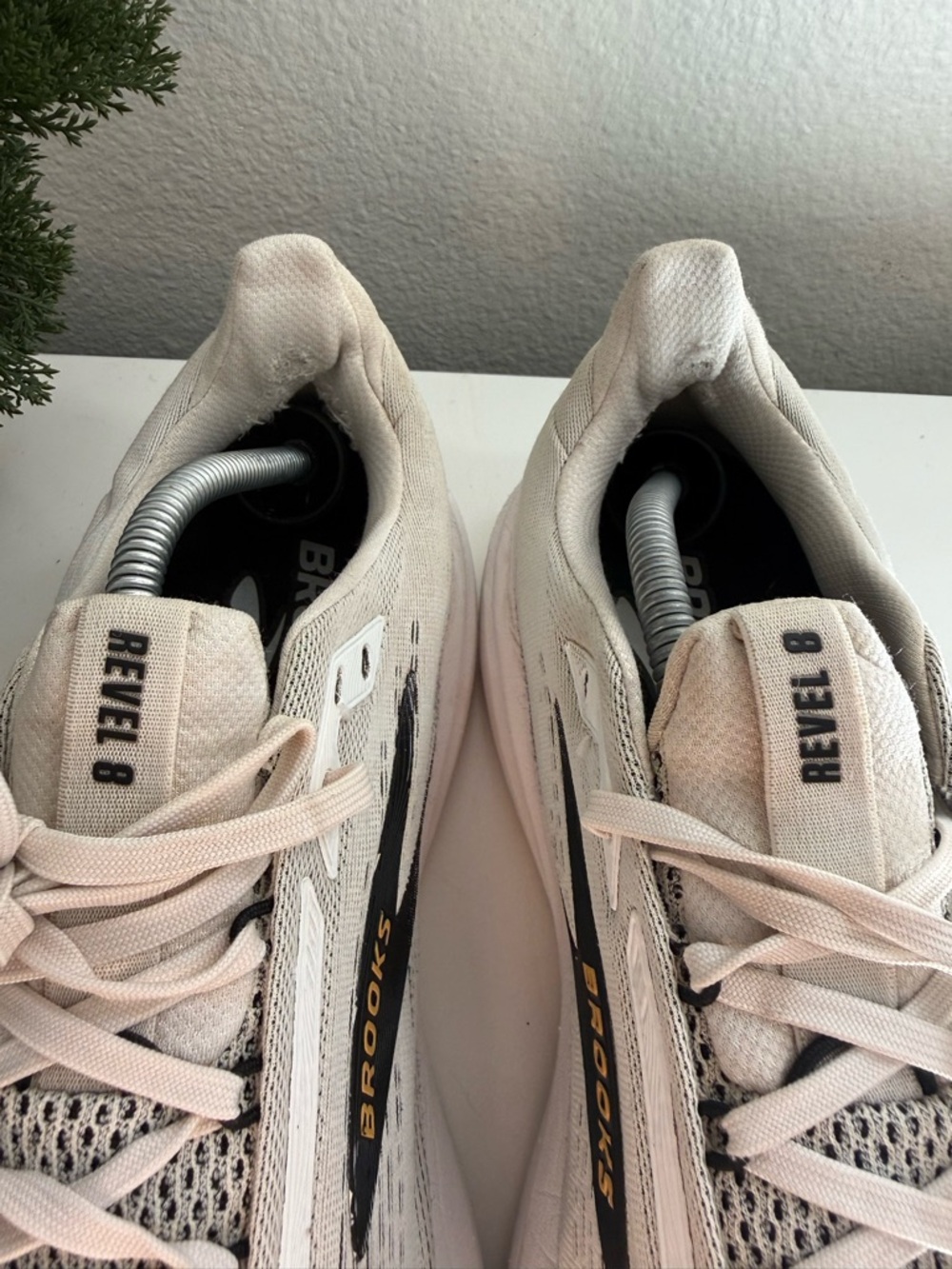 Brooks Revel 8 Men's Running Shoe in White with Black and Gold Logo - Picture 6 of 10